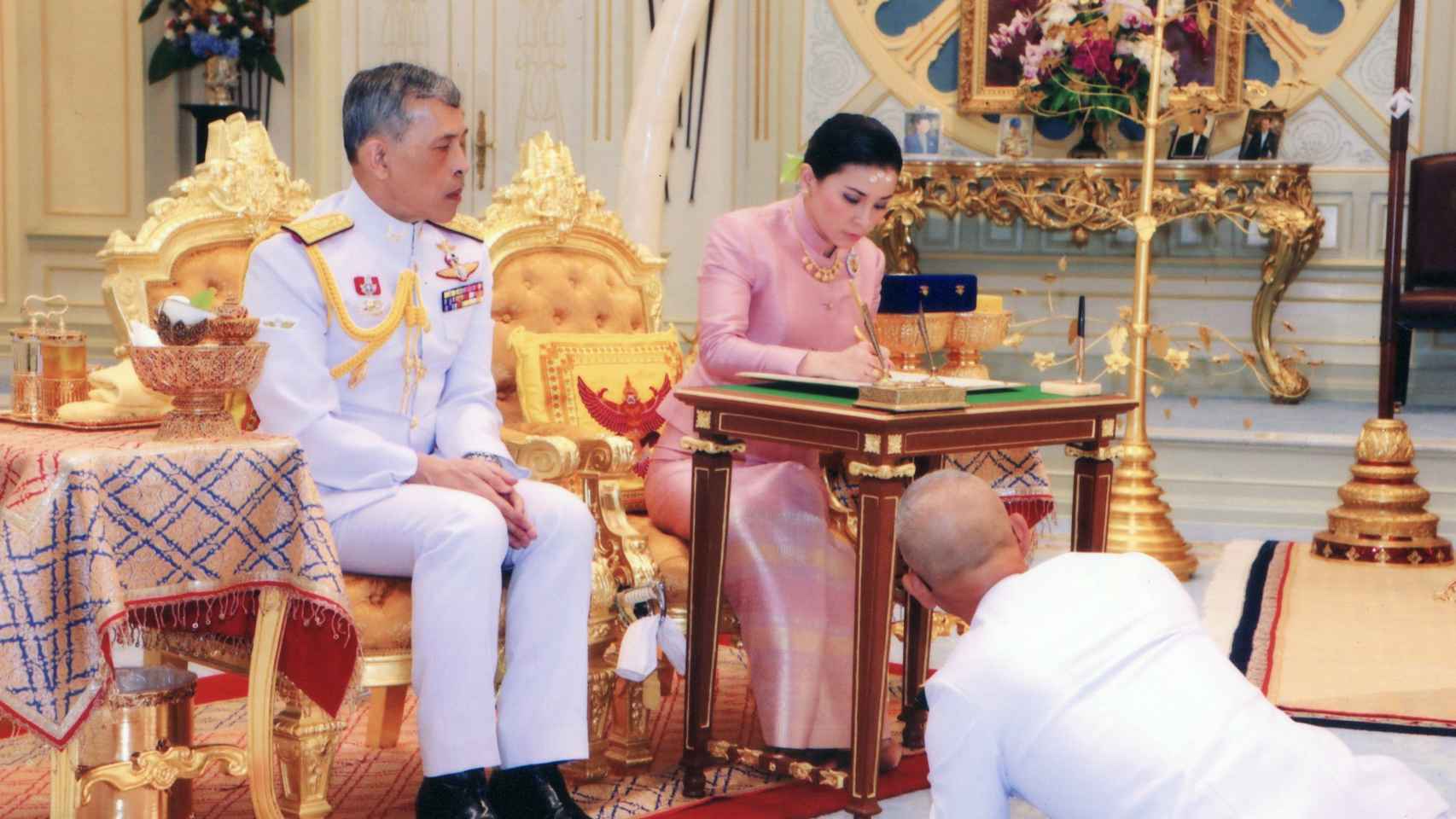 El rey Maha Vajiralongkorn Bodindradebayavarangkun de Tailandia y su esposa Suthida firman unos documentos tras su enlace durante una ceremonia en el Palacio de Dusit en Bangkok.