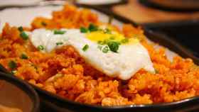 Un arroz frito con tomate y huevo