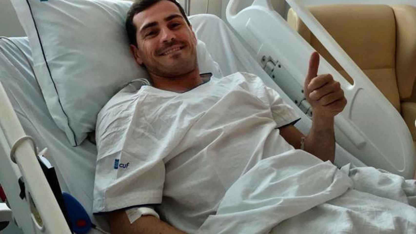 Iker Casillas en una imagen subida a las redes sociales tras ser operado de un infarto agudo de miocardio.