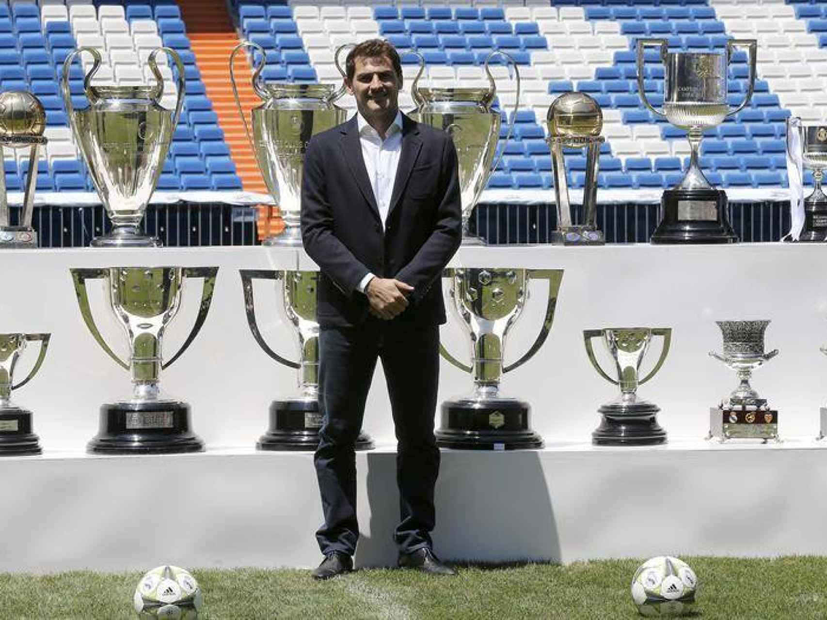 Casillas, durante el acto que le organizó el club en su despedida. En la imagen aparece delante de los trofeos conseguidos con el Real Madrid.