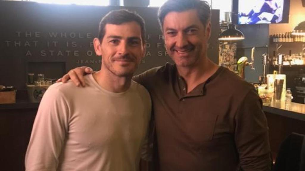 Iker Casillas junto a Vítor Baía, exportero del Barcelona y del Oporto.