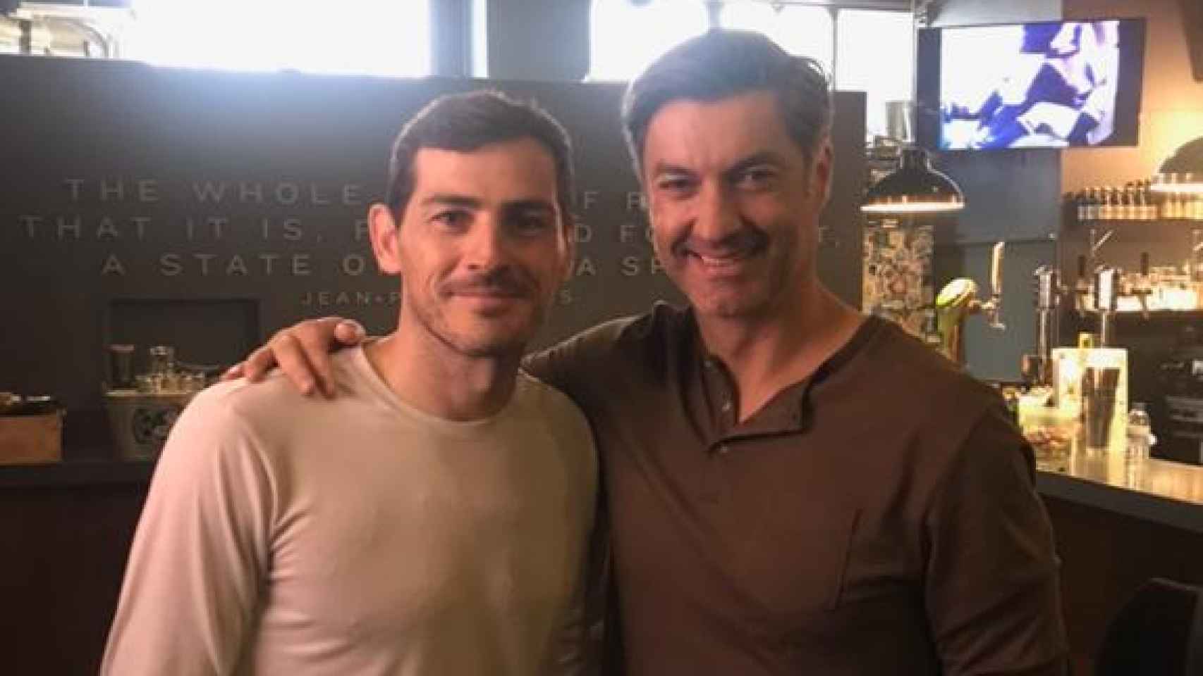 Iker Casillas junto a Vítor Baía, exportero del Barcelona y del Oporto.