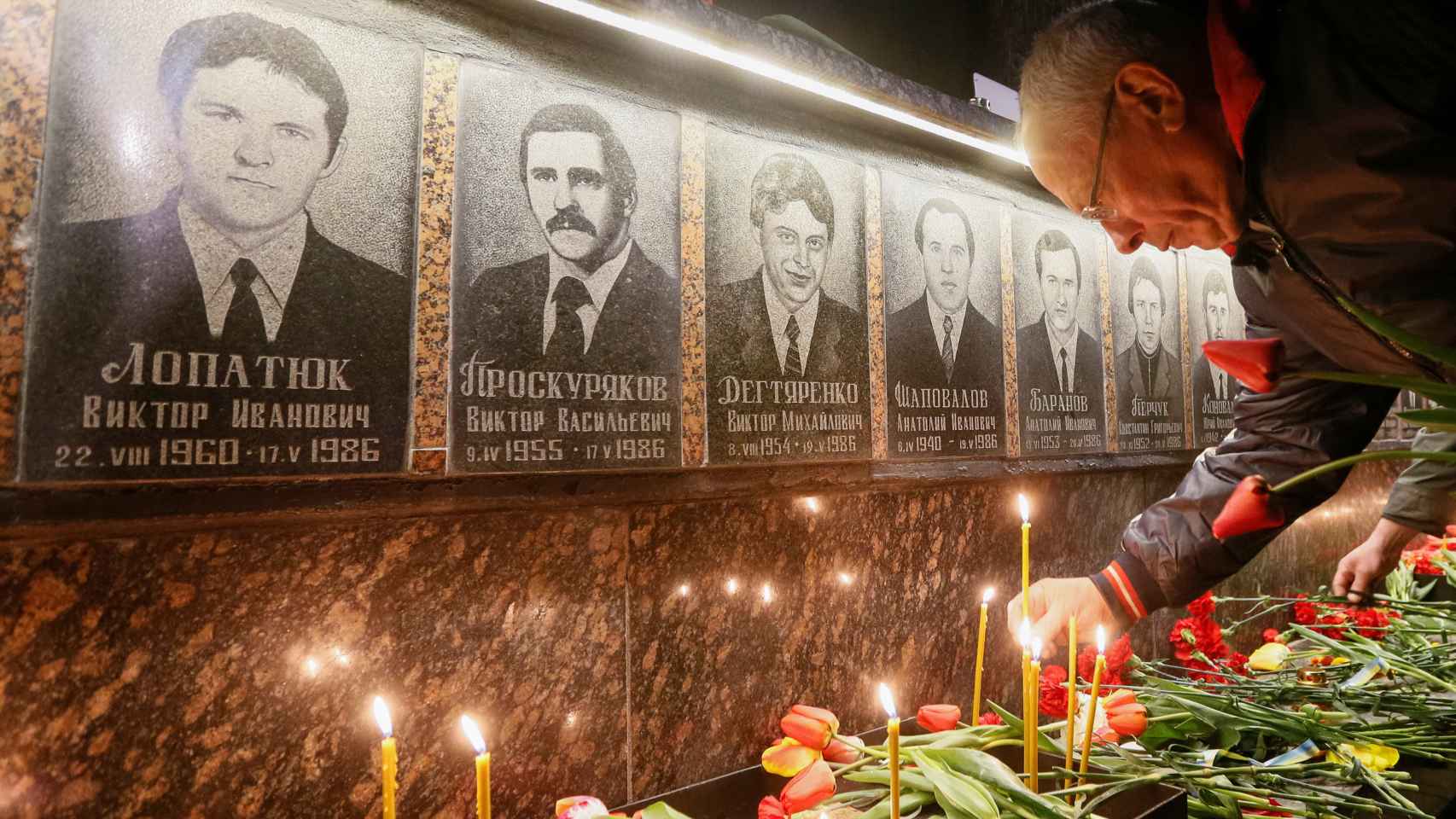 Un hombre deposita una vela en un memorial de Chernóbil hace una semana.