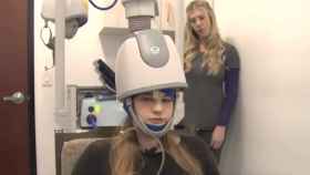 Bre Hushaw, una joven estadounidense famosa por mostrar en redes sociales el casco contra la depresión