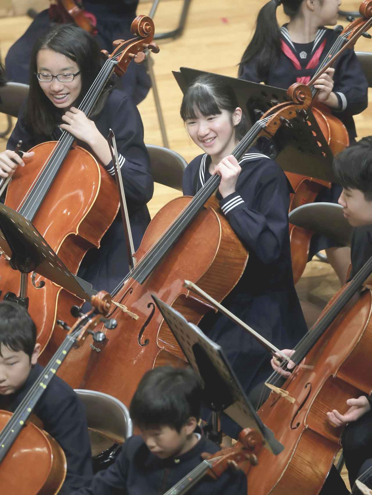 La princesa Aiko tocando el violonchelo.