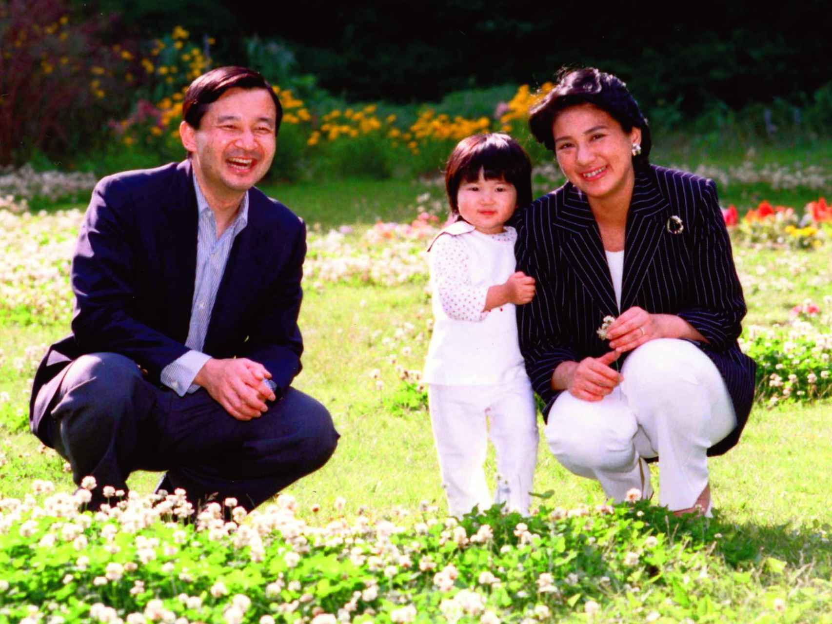Naruhito de Japón, la emperatriz Masako y su hija Aiko.