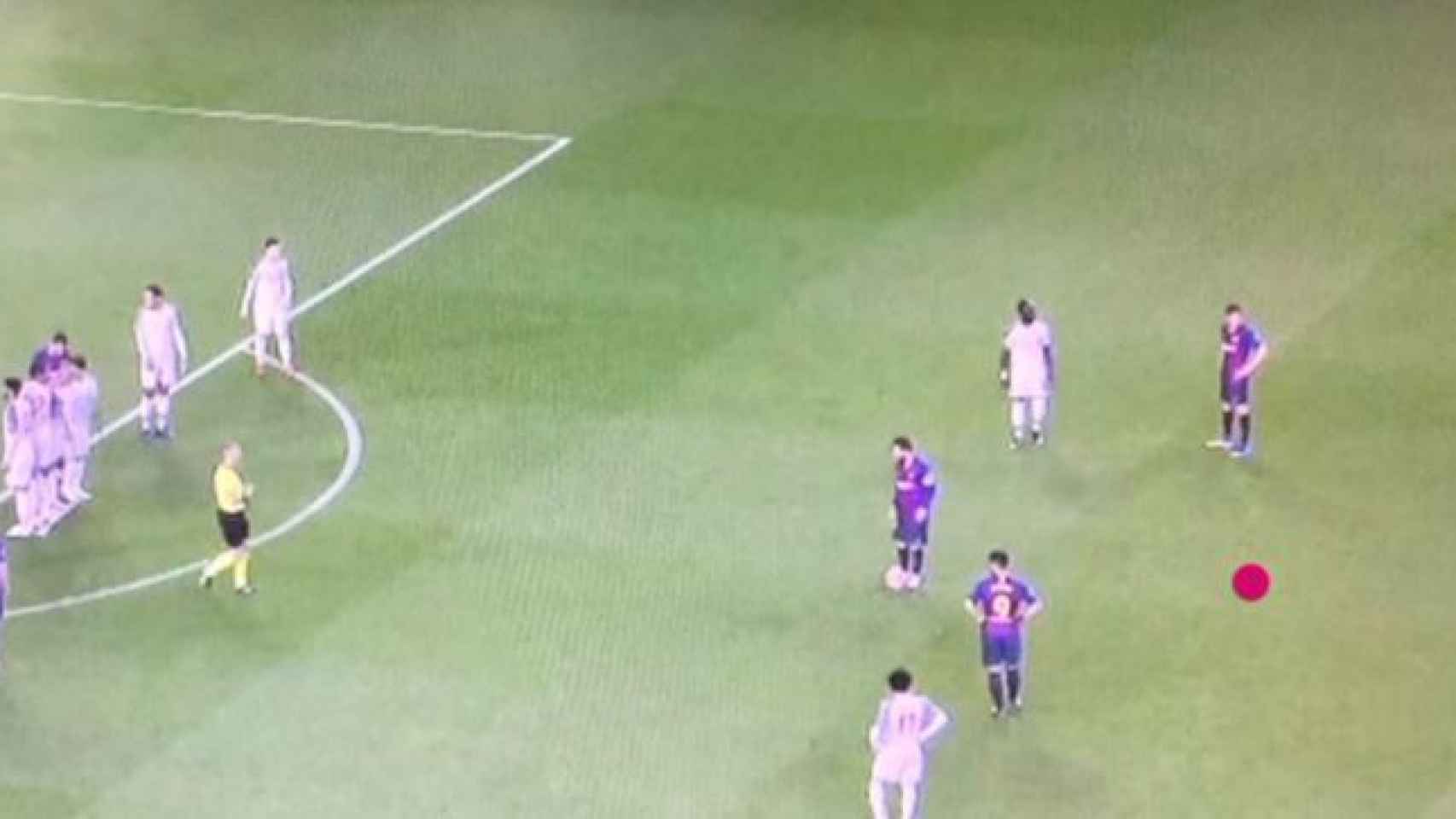 Momento en el que Messi lanza la falta