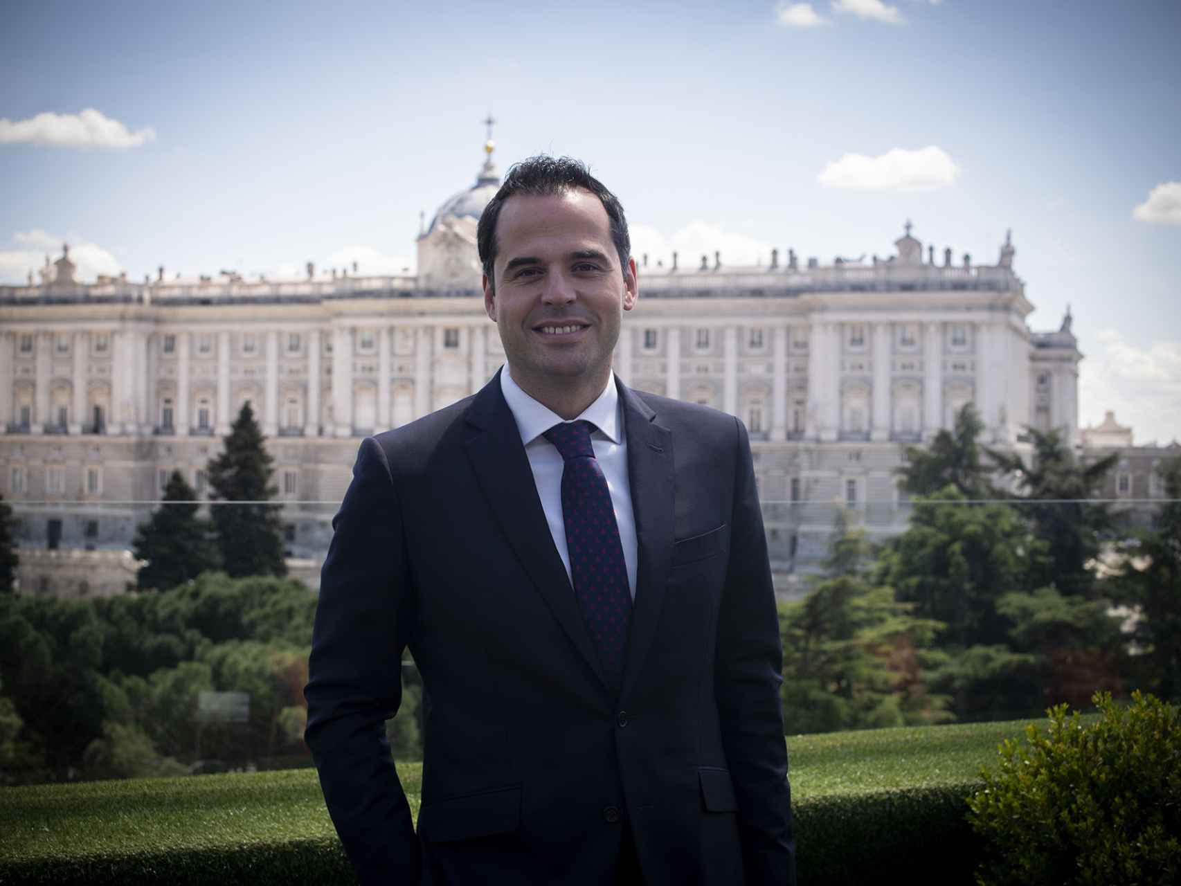 Aguado, con el Palacio Real de Madrid a sus espaldas, en la terraza del hotel Jardines de Sabatini.