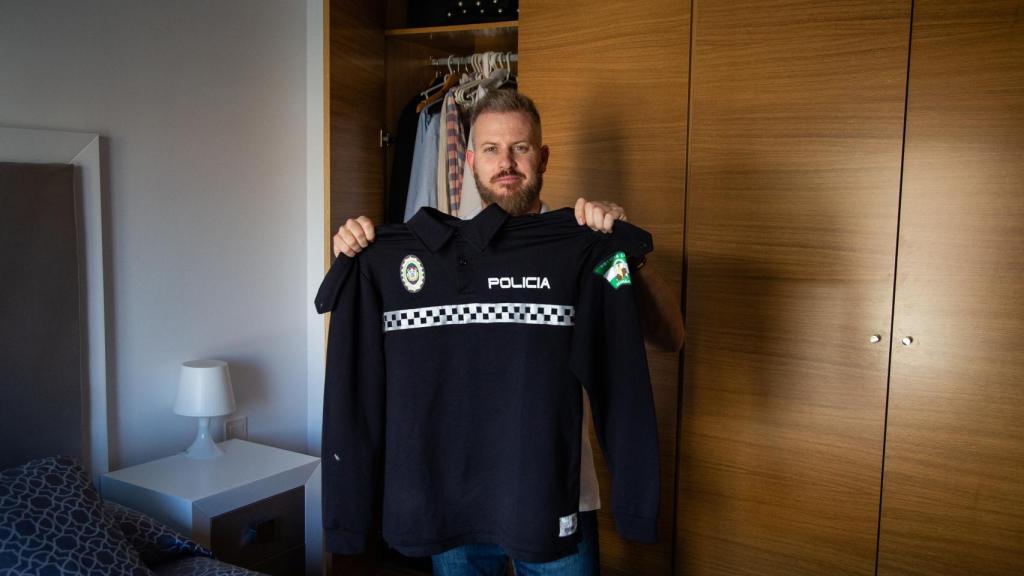 Adrián Trashorras con su uniforme policial.