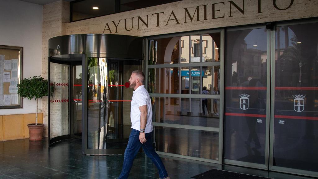 El joven candidato pasando por la puerta del ayuntamiento, gobernado por Francisco Toscano (PSOE), de manera ininterrumpida desde 1983.