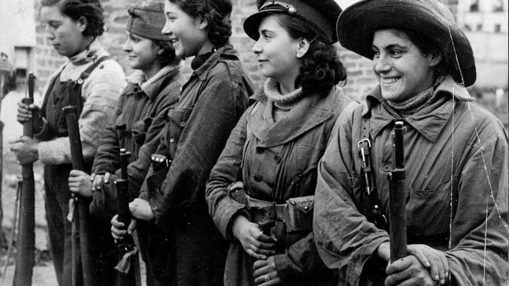 Un grupo de jóvenes mujeres forman sosteniendo unos fusiles.
