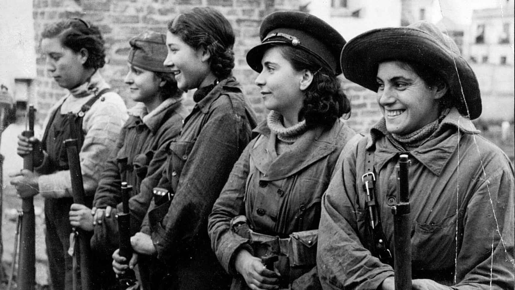 Un grupo de jóvenes mujeres forman sosteniendo unos fusiles.