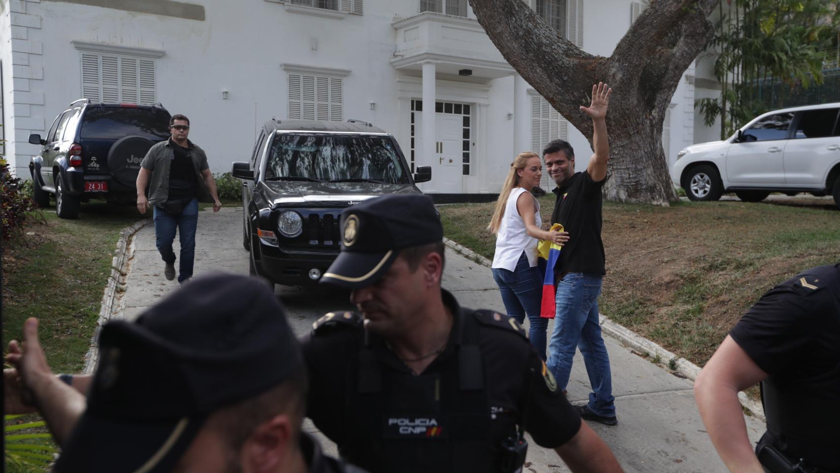 Leopoldo López dice que no tiene miedo a la cárcel ante orden de captura.