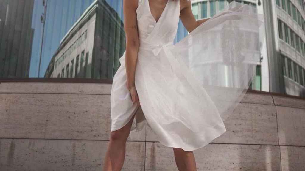 Modelo con vestido de novia de la firma 'C&A'.