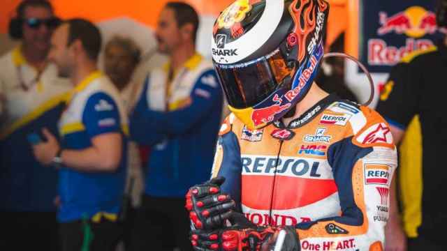 Jorge Lorenzo sale del box del equipo Repsol Honda, en el circuito de Jerez-Ángel Nieto.
