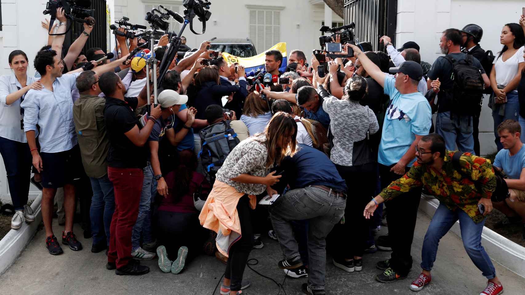 Los periodistas rodean a Leopoldo López en la puerta de la residencia del embajador español en Caracas