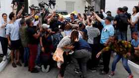 Los periodistas rodean a Leopoldo López en la puerta de la residencia del embajador español en Caracas