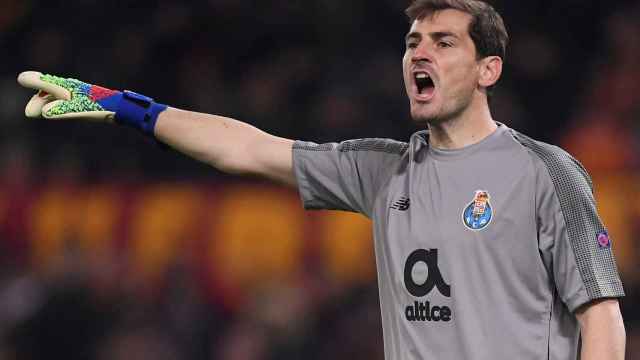 Casillas vestido con los colores del Oporto en un partido de Champions contra la Roma