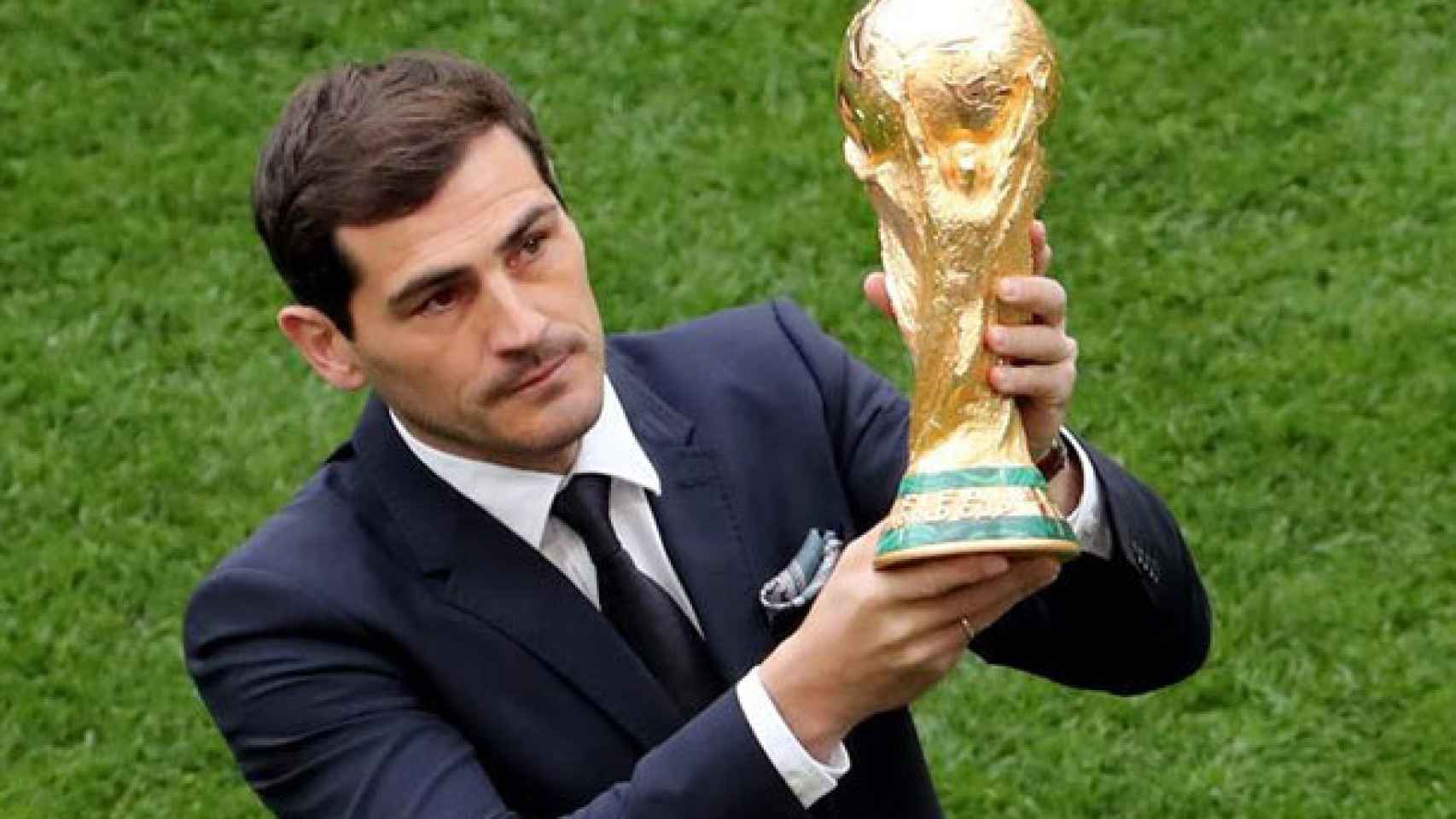 Iker Casillas presenta el trofeo de la copa del mundo en la ceremonia inaugural del Mundial de Rusia