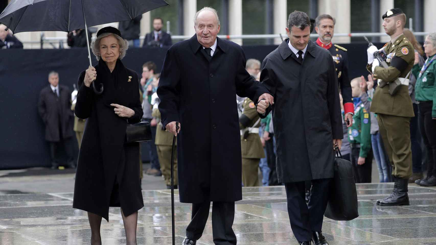La reina Sofía y el rey Juan Carlos han asistido este sábado al funeral, celebrado en la catedral de Nôtre-Dame de la ciudad.