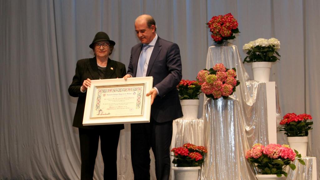 Francisco Pardo, director general de la Policía, recibe el diploma como Molinero de Honor de manos de Lola Madrid, presidenta de la Asociación de los Amigos Hidalgos de los Molinos de Campo de Criptana.