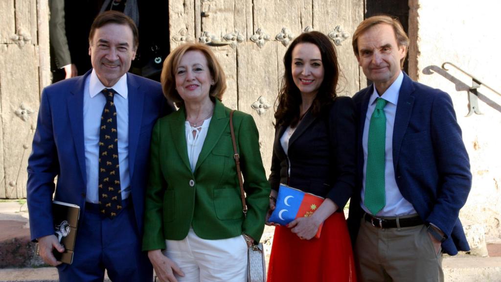 De izquierda a derecha: Pedro J. Ramírez, director de EL ESPAÑOL, Isabel Mascaraque, esposa de Miguel Ángel Mellado, la abogado Cruz Sánchez de Lara y el director de información del citado periódico.