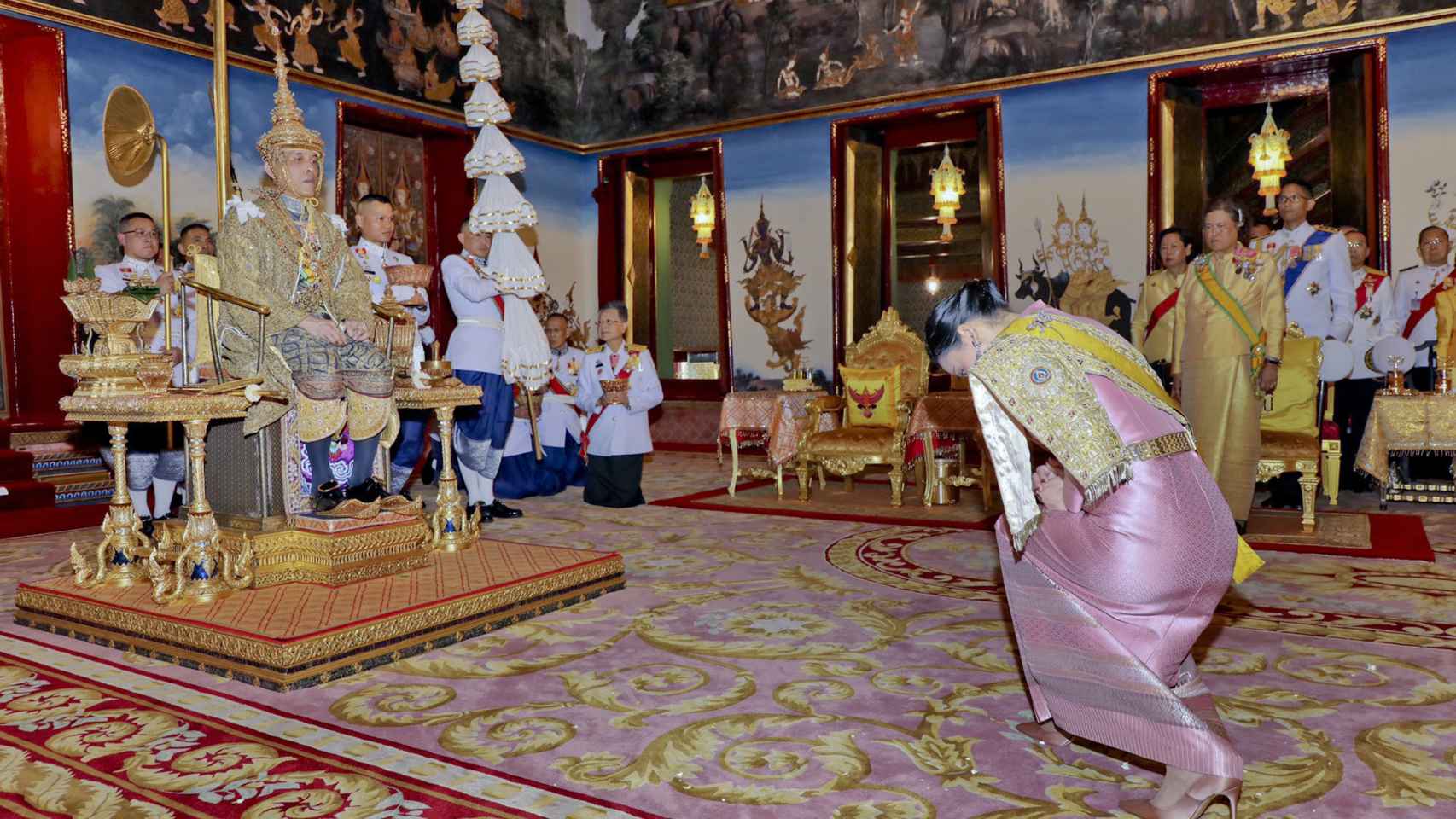 Detalle del momento en el que el rey de Tailandia recibió la corona.