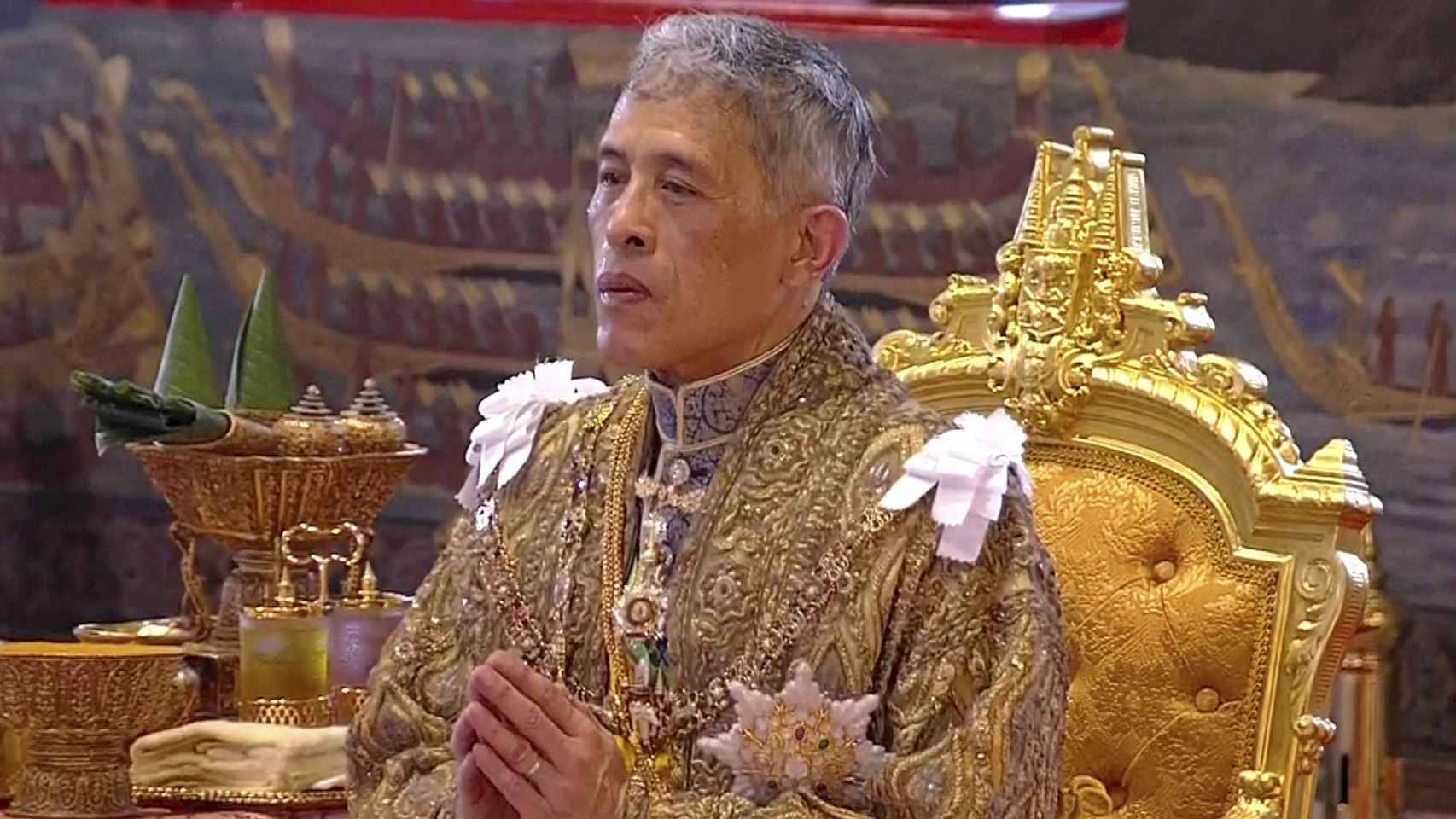 El rey Vajiralongkorn de Tailandia ha sido coronado en una suntuosa ceremonia en el Gran Palacio Real de Bangkok.