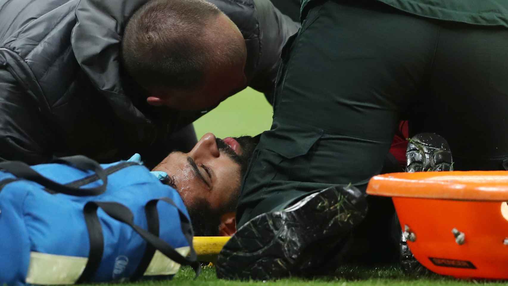 Salah, retirado en camilla ante el Newcastle