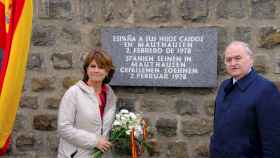 La ministra Delgado ante la placa en recuerdo a los españoles fallecidos en Mauthausen.