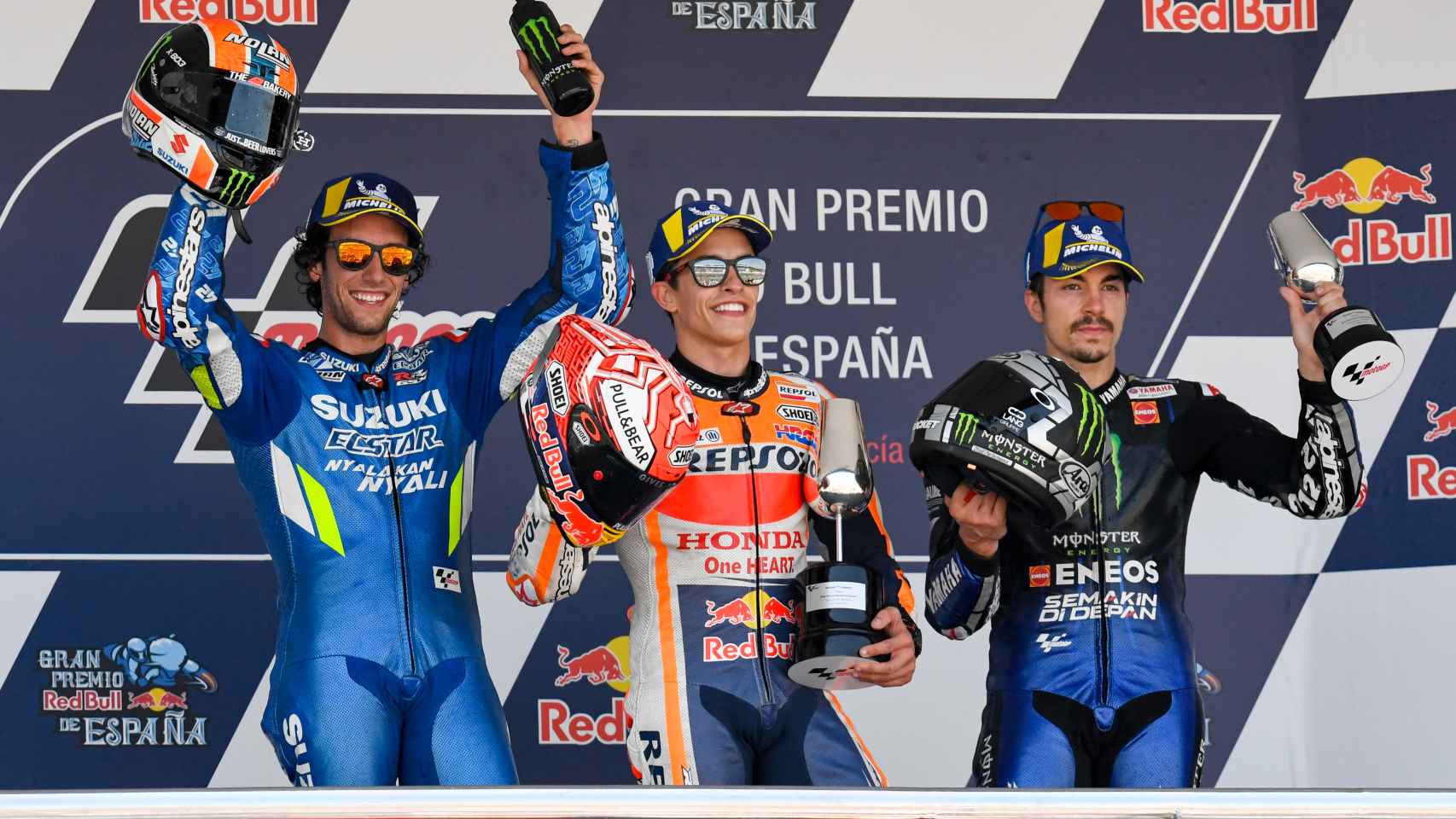 Márquez, en el centro, escoltado por Rins y Maverick, en el podio del Gran Premio de España.