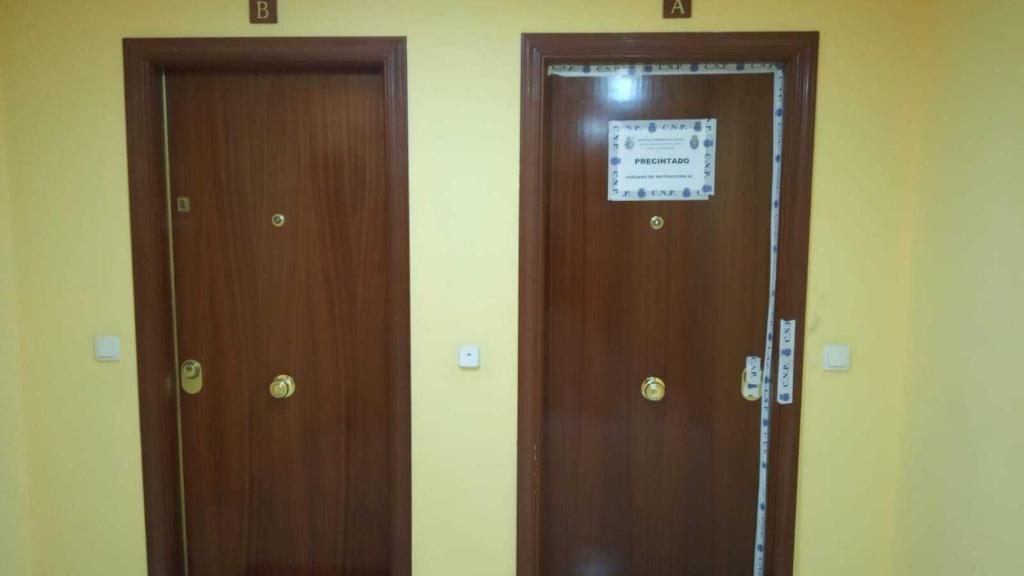 Imagen de la puerta precintada de la vivienda donde residía Juana, en la Calle de los Reyes Católicos de Parla.