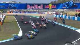 Espectacular accidente en Moto2 durante la salida del Gran Premio de Jérez