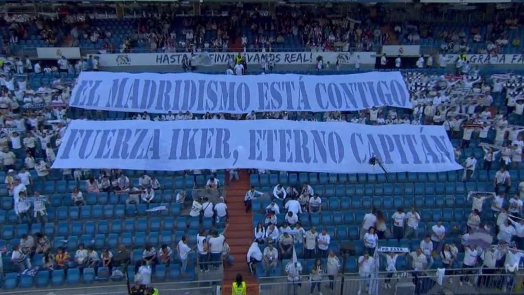 Pancarta de apoyo a Iker Casillas en el Santiago Bernabéu