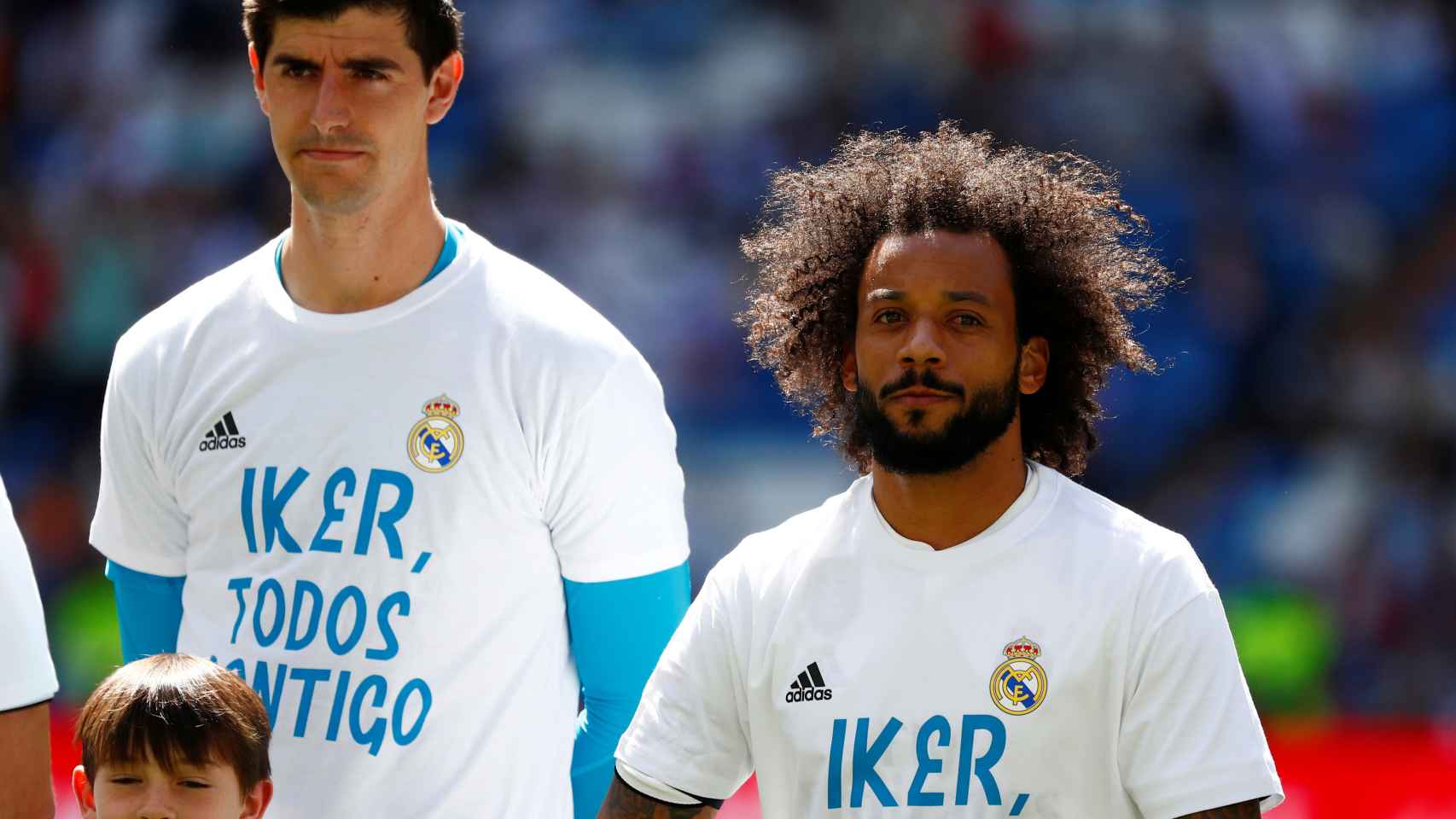 Courtois y Marcelo con la camiseta de apoyo a Iker Casillas