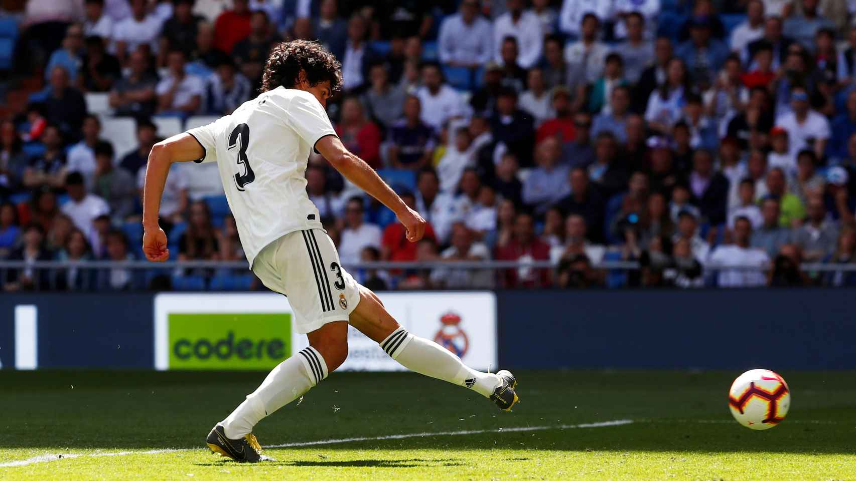 Vallejo dispara ante Andrés Fernández para marcar el segundo gol del Real Madrid