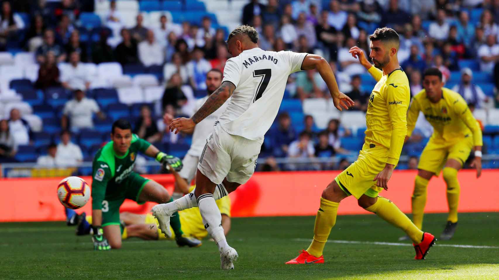 Mariano remata dentro del área del Villarreal para hacer su segundo gol