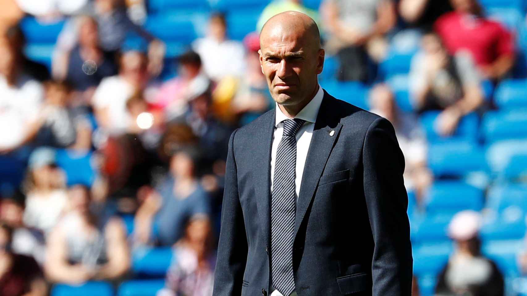 Zidane sigue el encuentro frente al Villarreal desde la banda del Santiago Bernabéu
