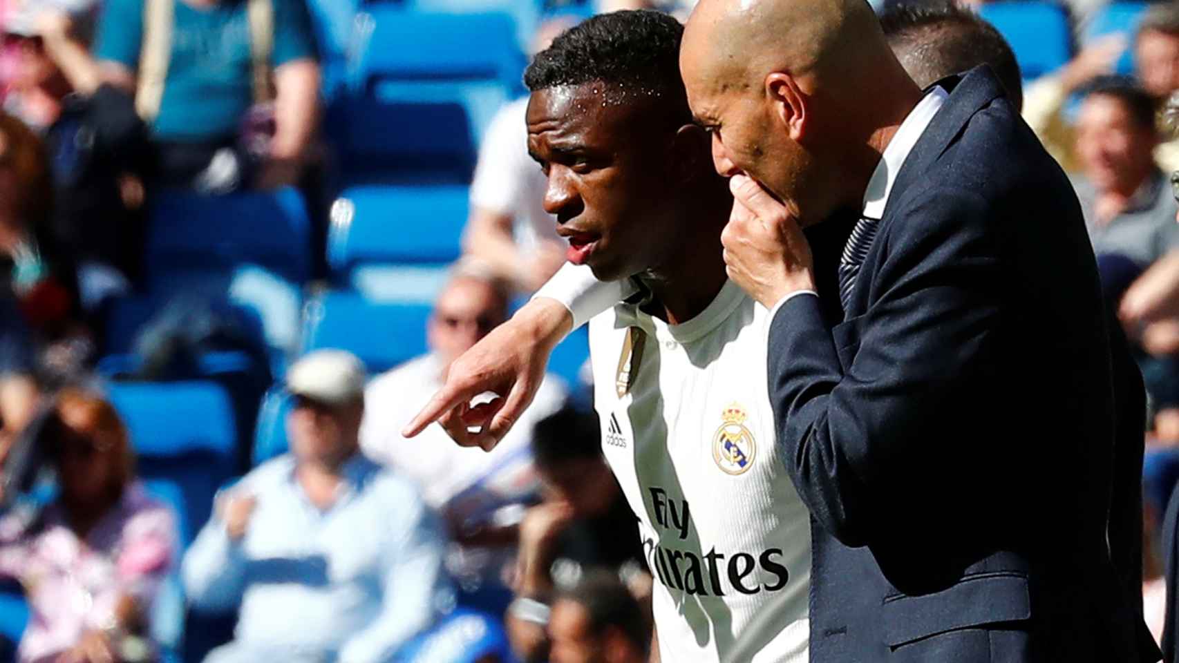 Zidane da las últimas órdenes a Vinicius antes de regresar tras su lesión