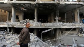 Un palestino contempla uno de los edificios afectados por los proyectiles.