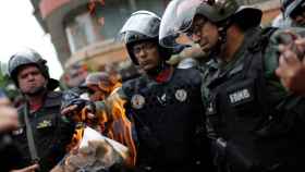 Un miembro de la guardia nacional quema el documento escrito por Juan Guaidó cerca de una base militar en Caracas.
