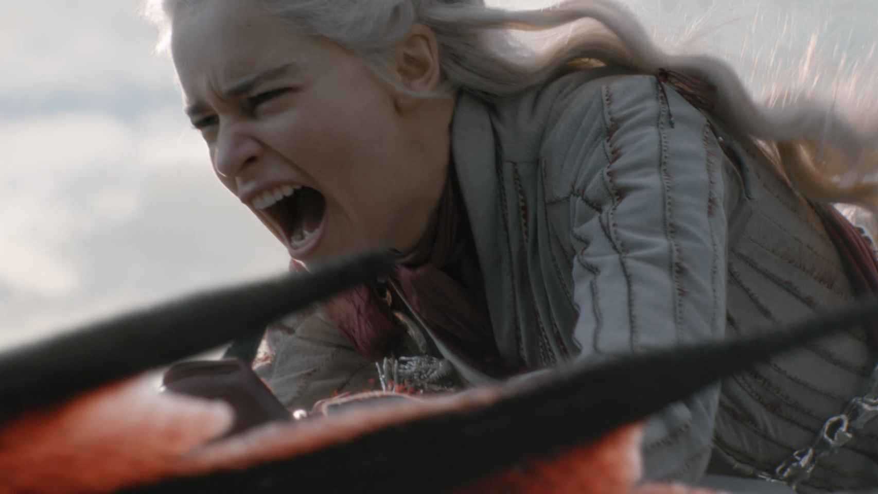Daenerys subida a lomos de su dragón.