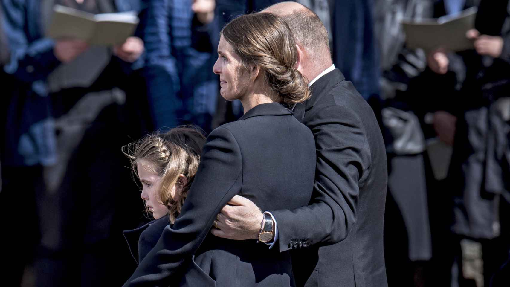 Anders, Anne y la pequeña Astrid Povlsen en el funeral de Alma, Agnes y Alfred.