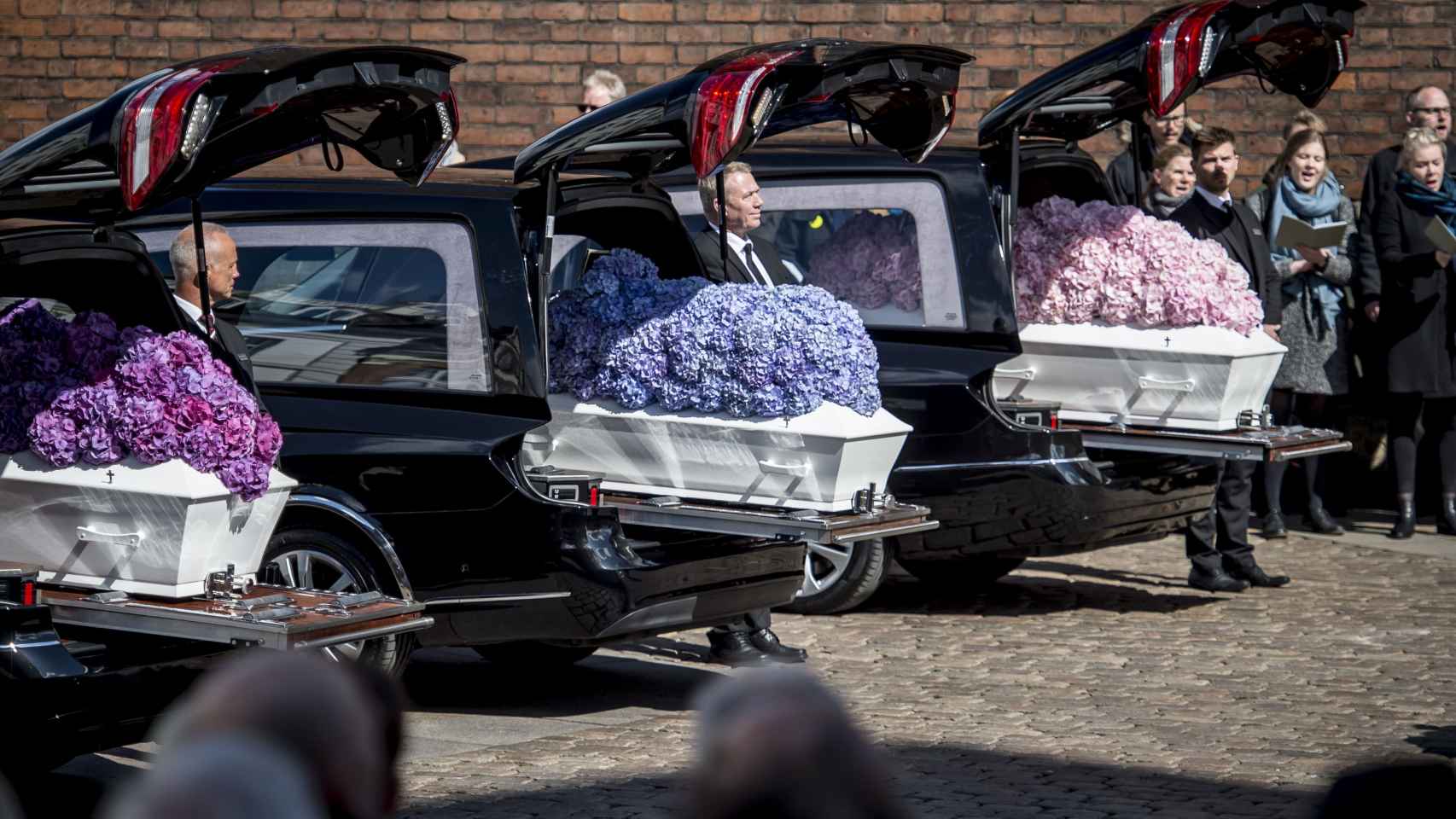 Los coches fúnebres a su llegada a la iglesia de Aarhus.