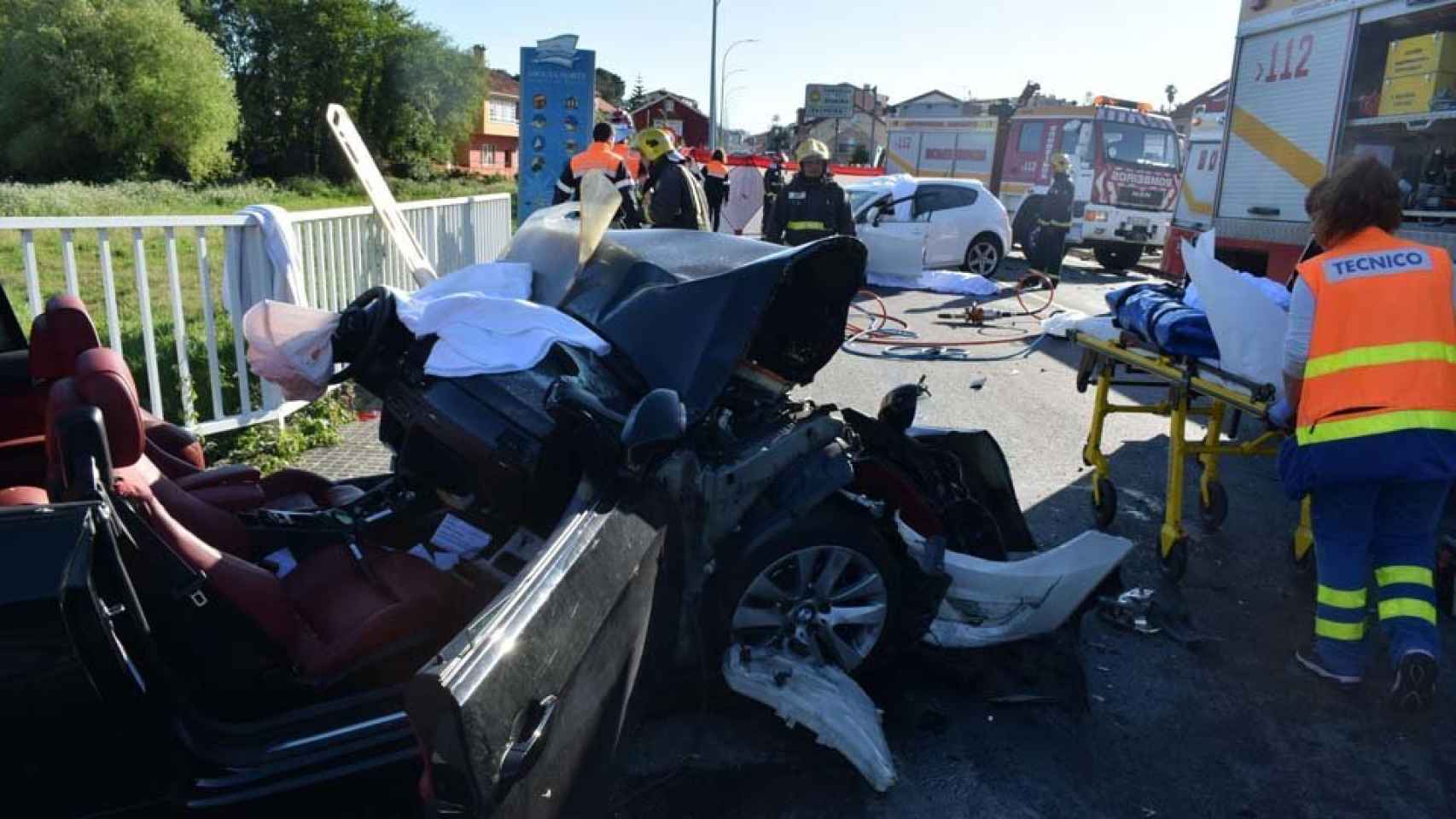 Los dos automóviles quedaron totalmente destrozados tras el accidente.