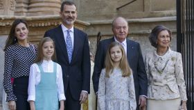 La Familia Real al completo a las puertas de la Catedral de Palma.