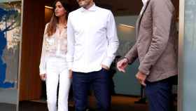 Iker Casillas y Sara Carbonero en la salida del guardameta del hospital
