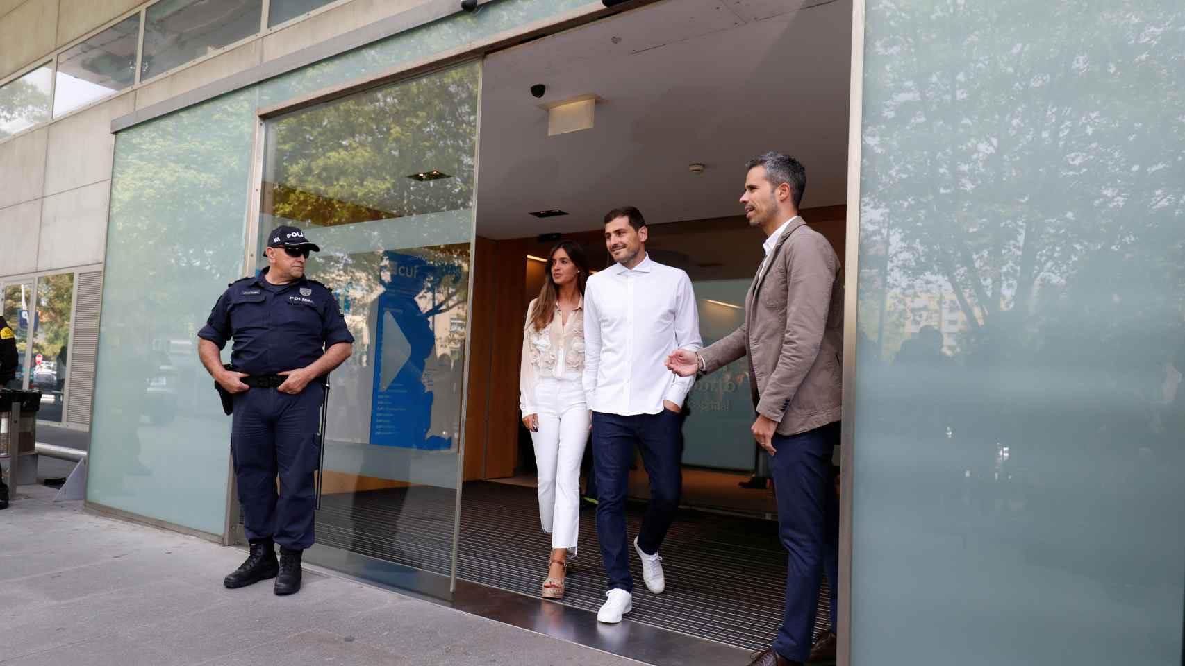 Iker Casillas y Sara Carbonero en la salida del guardameta del hospital