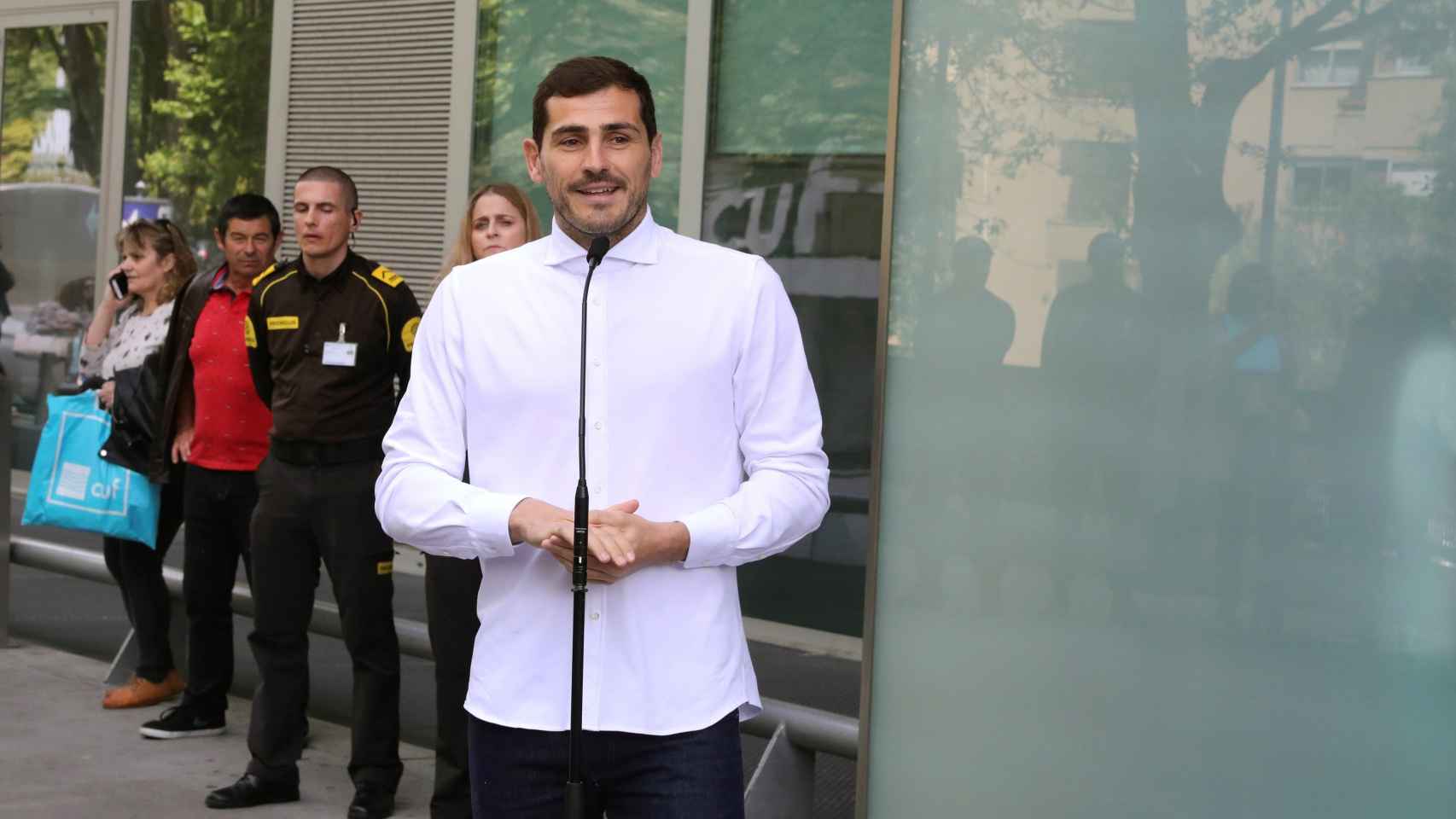 Iker Casillas a su salida del hospital