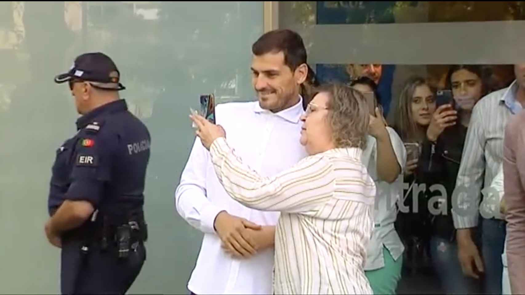 Una señora se fotografía con Iker Casillas a su salida del hospital